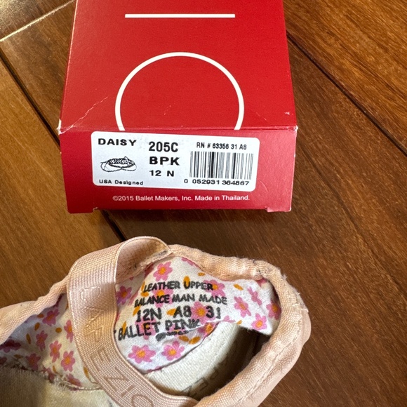 Capezio ballet shoes girl size 12 - Picture 3 of 3